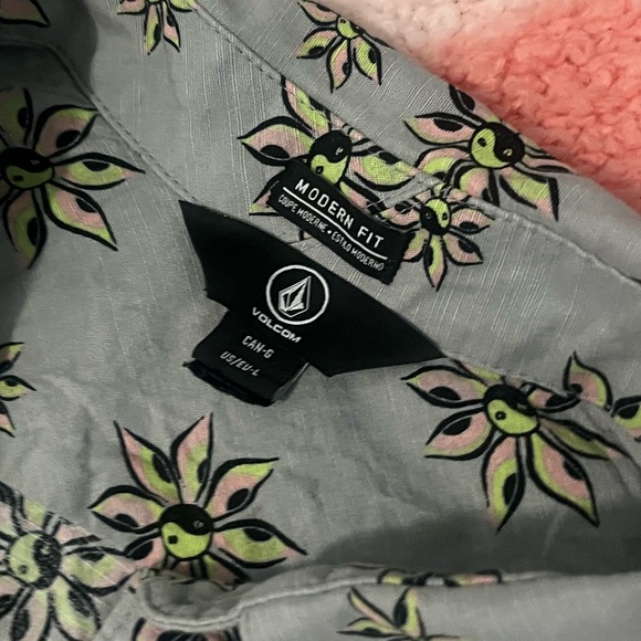 Volcom Button Down - Picture 3 of 4